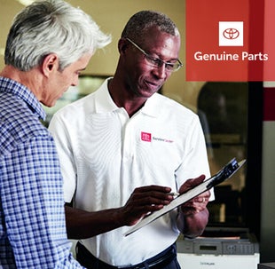 Toyota advisor helping customer | Arlington Toyota in Palatine IL