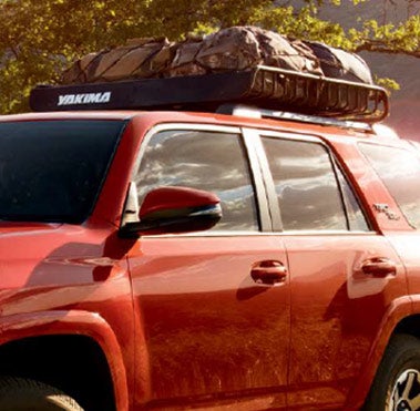 Toyota advisor helping customer | Arlington Toyota in Palatine IL