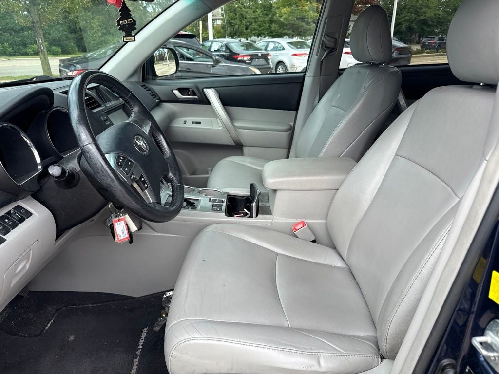 2011 Toyota HIGHLANDER SE