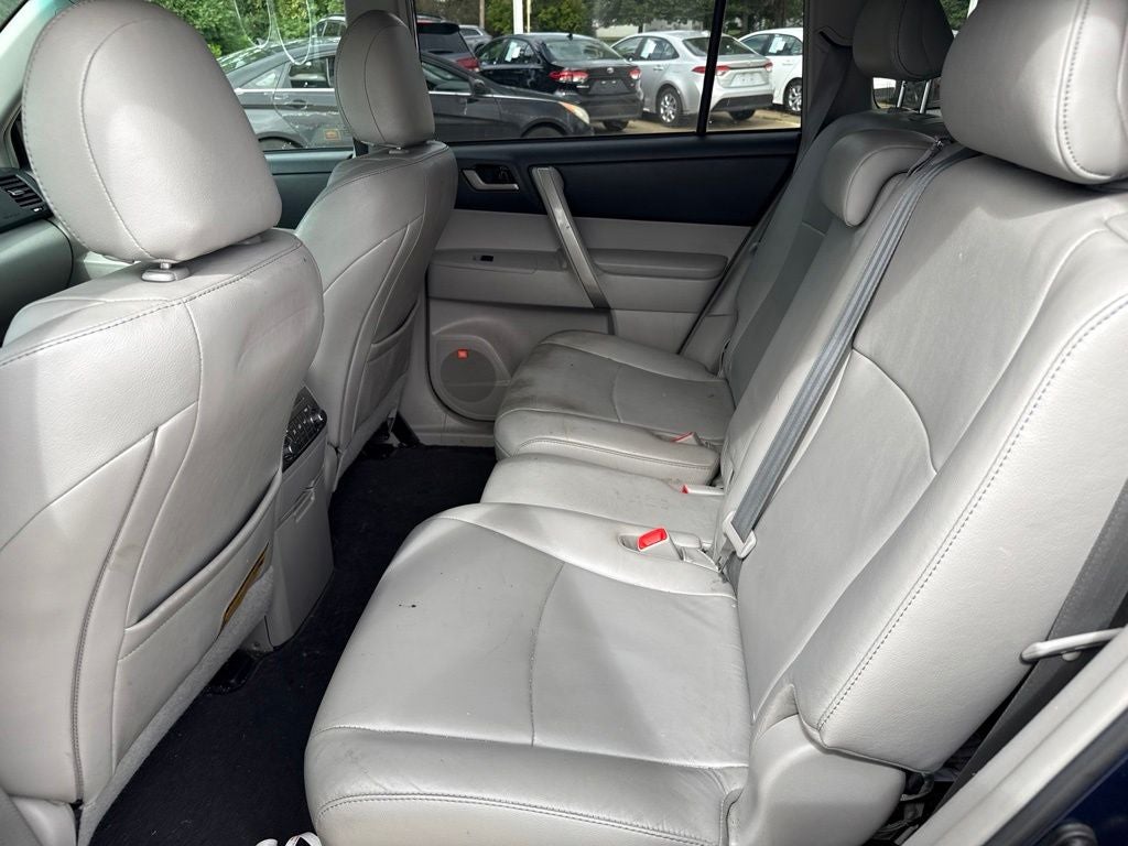 2011 Toyota HIGHLANDER SE
