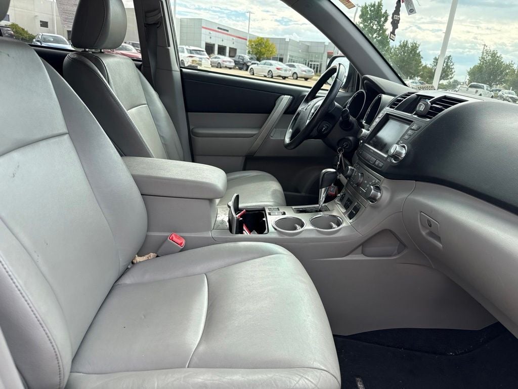 2011 Toyota HIGHLANDER SE
