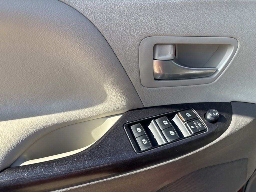 2015 Toyota SIENNA LE 3.5L LE 8 Passenger
