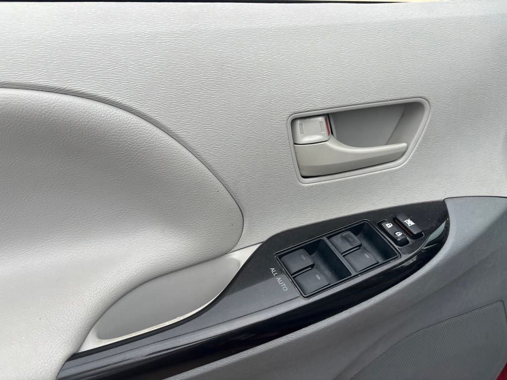 2012 Toyota SIENNA LE 3.5L LE 8 Passenger