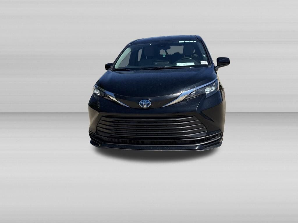 2025 Toyota Sienna LE 8 Passenger