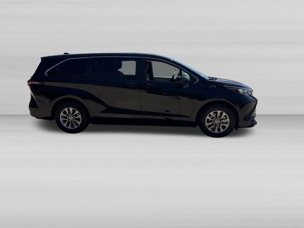 2025 Toyota Sienna LE 8 Passenger