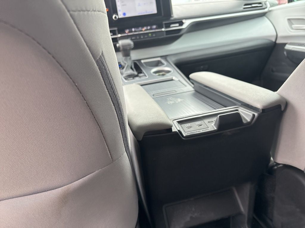 2025 Toyota SIENNA LE LE 8 Passenger