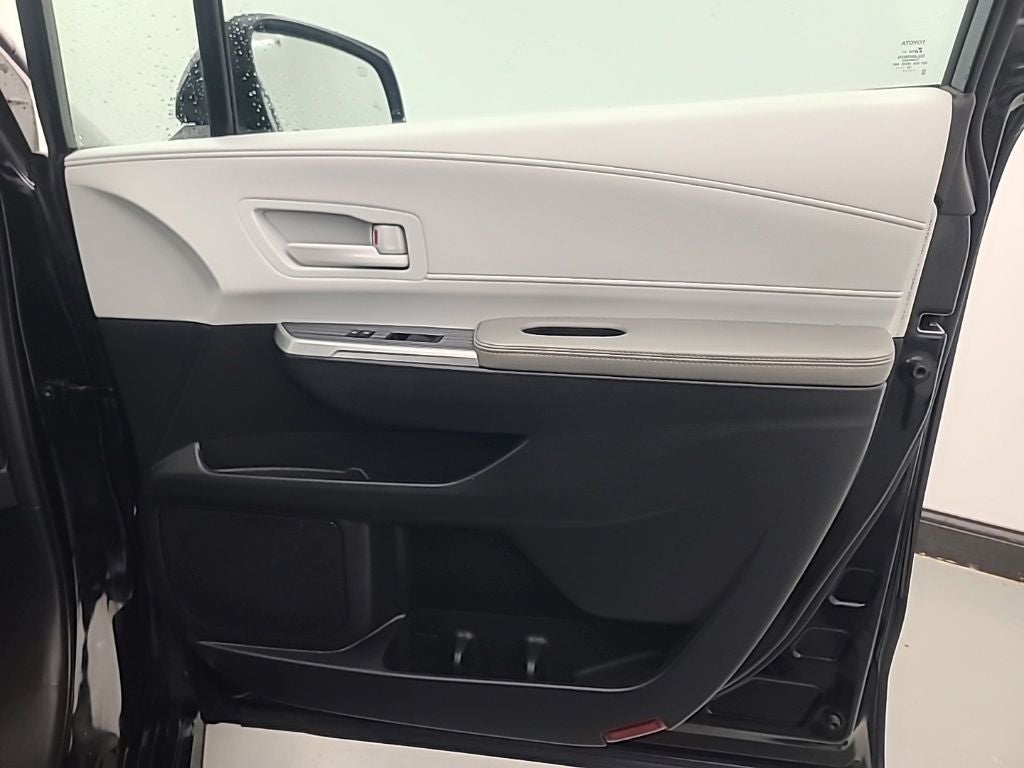 2025 Toyota Sienna LE 8 Passenger