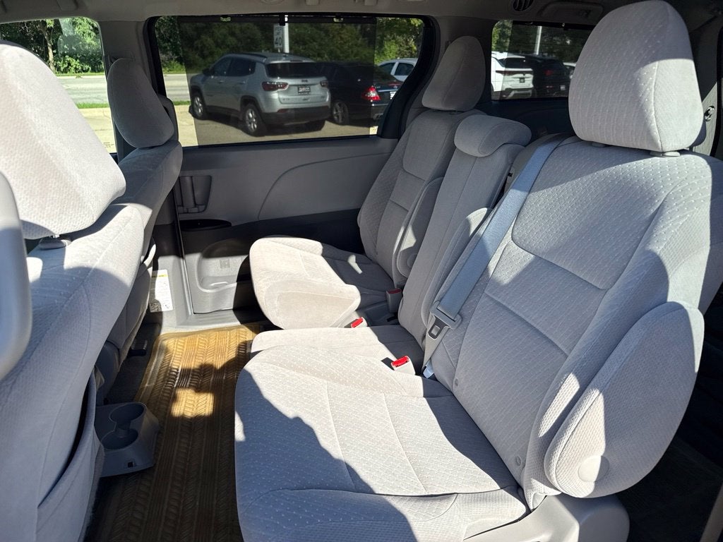 2017 Toyota Sienna LE 8 Passenger