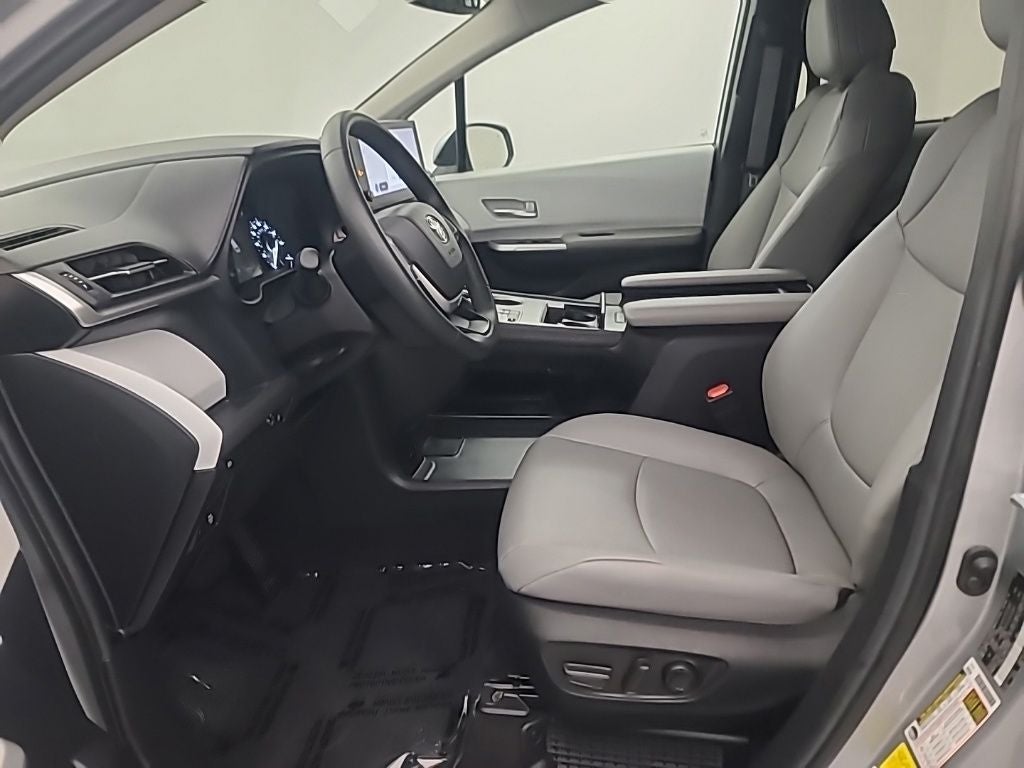 2025 Toyota Sienna XLE 8 Passenger