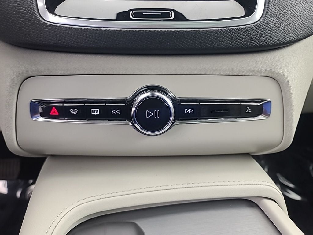2023 Volvo XC90 B5 Core